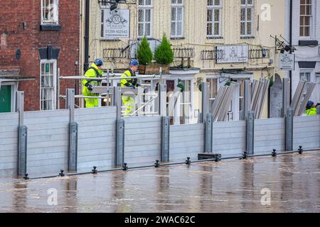 Bewdley, Royaume-Uni. 3 janvier 2024. Météo au Royaume-Uni : après de nombreux jours de précipitations, les eaux d'inondation devraient augmenter encore plus, les gens étant déjà aux prises avec les conditions actuelles. Des barrières plus hautes sont érigées pour faire face à l'augmentation attendue des eaux d'inondation. Crédit : Lee Hudson/Alamy Live News Banque D'Images