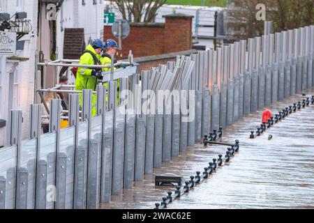 Bewdley, Royaume-Uni. 3 janvier 2024. Météo au Royaume-Uni : après de nombreux jours de précipitations, les eaux d'inondation devraient augmenter encore plus, les gens étant déjà aux prises avec les conditions actuelles. Des barrières plus hautes sont érigées pour faire face à l'augmentation attendue des eaux d'inondation. Crédit : Lee Hudson/Alamy Live News Banque D'Images