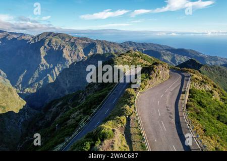 Vue à angle élevé de la route au milieu des montagnes contre ciel Banque D'Images