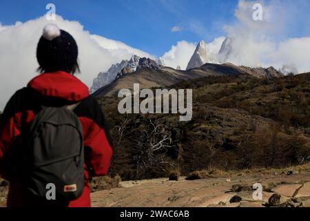 Un randonneur dans Cerro Torre Viewpoint avec la vue de la chaîne Adela en arrière-plan.El Chalten.Patagonia.Santa Cruz Province.Argentina Banque D'Images