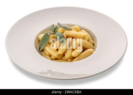 Ravioles de Melle garnies de beurre et sauce sauge, gnocchis typiques de Val Varaita, Piémont, Italie à base de pommes de terre, farine et fromage. Gnocc. Brut Banque D'Images