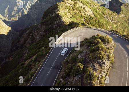 Vue à angle élevé de la route au milieu des montagnes Banque D'Images