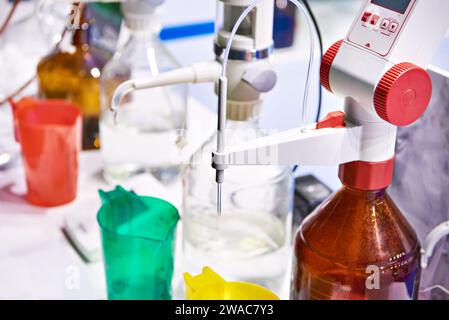 Laboratoire de titrateurs de bouteilles dans l'exposition de magasin Banque D'Images