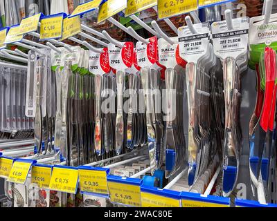 Italie - 28 décembre 2023 : couteaux de table en acier de différentes formes et types emballés et exposés à la vente dans un supermarché italien Banque D'Images