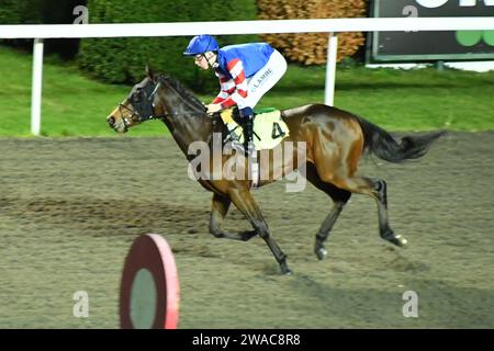 Londres, Royaume-Uni. 3 janvier 2023. Bulldog Drummond (blue cap), monté par Billy Loughnane, remporte les 19,00 Unibet Extra place Offres Every day handicap Stakes, au Kempton Park Racecourse, Royaume-Uni. Crédit : Paul Blake/Alamy Live News. Banque D'Images