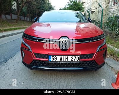 Istanbul, Turquie - 31 décembre 2023 : une nouvelle Renault Austral E-Tech Full Hybrid rouge a été garée dans une rue à Istanbul Uskudar. Banque D'Images