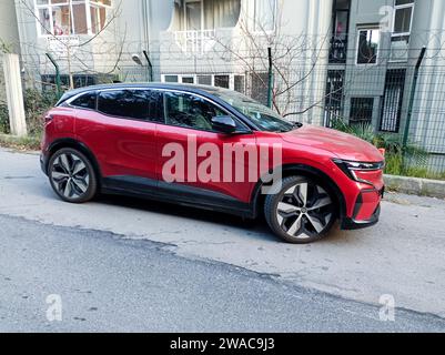 Istanbul, Turquie - 31 décembre 2023 : une nouvelle Renault Austral E-Tech Full Hybrid rouge a été garée dans une rue à Istanbul Uskudar. Banque D'Images