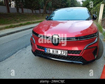 Istanbul, Turquie - 31 décembre 2023 : une nouvelle Renault Austral E-Tech Full Hybrid rouge a été garée dans une rue à Istanbul Uskudar. Banque D'Images