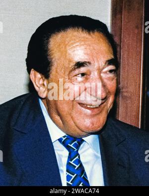 **PHOTO DE DOSSIER** les dossiers de la Cour sur l'affaire Jeffrey Epstein seront descellés aujourd'hui. Dans cette photo de dossier du 25 septembre 1990, l'éditeur déshonoré Robert Maxwell rencontre l'ambassadeur sud-africain aux États-Unis Piet G.J. Koornhof à Washington, DC le 25 septembre 1990. Le New York Post rapporte aujourd'hui que Maxwell, par l'intermédiaire de sa fille Ghislaine Maxwell, a peut-être été la source de l'énorme fortune amassée par le prétendu pédophile Jeffrey Epstein, qui s'est pendu dans sa prison de Manhattan en août dernier. Crédit : Ron Sachs/CNP/MediaPunch Banque D'Images