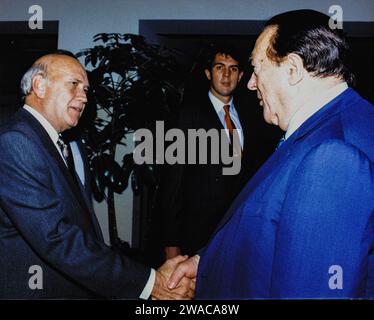 **PHOTO DE DOSSIER** les dossiers de la Cour sur l'affaire Jeffrey Epstein seront descellés aujourd'hui. Dans cette photo de dossier du 25 septembre 1990, l'éditeur déshonoré Robert Maxwell, à droite, rencontre le président F.W. DeKlerk d'Afrique du Sud à Washington, DC le 25 septembre 1990. Le New York Post rapporte aujourd'hui que Maxwell, par l'intermédiaire de sa fille Ghislaine Maxwell, a peut-être été la source de l'énorme fortune amassée par le prétendu pédophile Jeffrey Epstein, qui s'est pendu dans sa prison de Manhattan en août dernier. Crédit : Ron Sachs/CNP/MediaPunch Banque D'Images