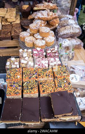 Gâteaux et confiseries en vente sur l'étalage du marché de Noël, Florencecourt, Irlande Banque D'Images