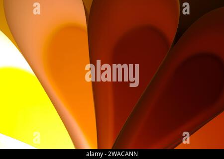 Fond macro abstrait jaune orange rouge, lignes lisses de feuilles de papier Banque D'Images