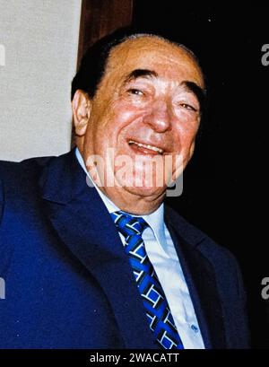 **PHOTO DE DOSSIER** les dossiers de la Cour sur l'affaire Jeffrey Epstein seront descellés aujourd'hui. Dans cette photo de dossier du 25 septembre 1990, l'éditeur déshonoré Robert Maxwell, rencontre l'ambassadeur sud-africain aux États-Unis Piet G.J. Koornhof à Washington, DC le 25 septembre 1990. Le New York Post rapporte aujourd'hui que Maxwell, par l'intermédiaire de sa fille Ghislaine Maxwell, a peut-être été la source de l'énorme fortune amassée par le prétendu pédophile Jeffrey Epstein, qui s'est pendu dans sa prison de Manhattan en août dernier. Copyright : xRonxSachsx/xCNPx/MediaPunchx Banque D'Images