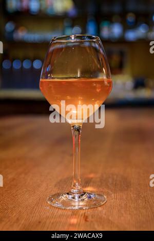 Un verre de vin orange, Gewurztraminer et Riesling se mélangent dans un restaurant traditionnel winstub à Strasbourg, Alsace, France Banque D'Images