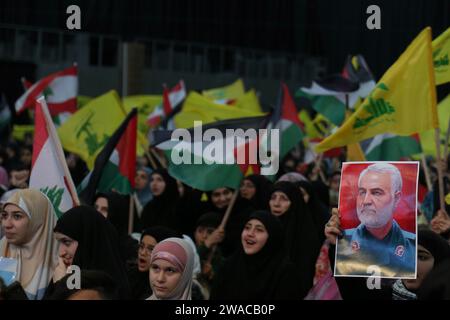 Beyrouth, Liban. 03 janvier 2024. Des partisans pro-iraniens du Hezbollah assistent à une messe marquant le 4e anniversaire de l'assassinat d'Abu Mahdi al-Mohandes, chef adjoint de la milice irakienne Hashd al-Shaabi, et du commandant de la Force Qods iranienne Qasem Soleiman par un drone américain en Irak en 2020. Crédit : Marwan Naamnai/dpa/Alamy Live News Banque D'Images