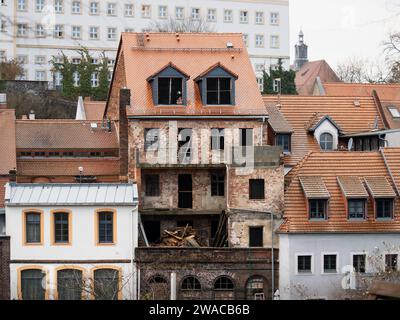 Ruine de bâtiment résidentiel avec un nouveau toit. La vieille maison est vide et sera rénovée à l'avenir. Chantier de construction à Görlitz, Allemagne. Banque D'Images