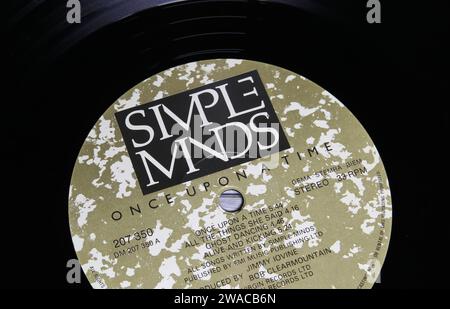 Viersen, Allemagne - mai 9. 2023 : gros plan du label d'album vinyle du groupe simple Minds Once Upon a Time Banque D'Images