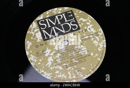 Viersen, Allemagne - mai 9. 2023 : gros plan du label d'album vinyle du groupe simple Minds Once Upon a Time Banque D'Images
