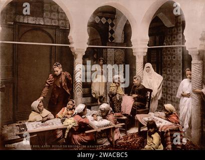 Photographie vintage d'une jeune fille musulmane enseignée à la broderie, à l'école Luce Ben Aben à Alger, Algérie 1899 Banque D'Images