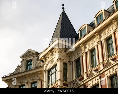 Architecture ancienne avec stuc sur le mur extérieur. Belle façade de bâtiment dans une vieille ville en Allemagne. Gros plan d'une maison résidentielle restaurée. Banque D'Images