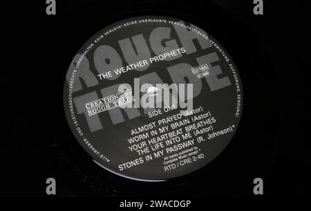 Viersen, Allemagne - mai 9. 2023 : gros plan du label d'album vinyle avec lettrage logo de la société indépendante britannique Rough Trade Records Banque D'Images