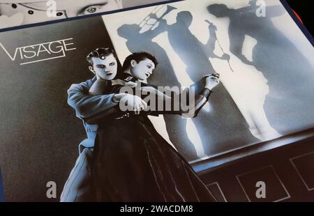 Viersen, Allemagne - mai 9. 2023 : gros plan de visage synth pop du nouveau groupe romantique album vinyle Cover Fade to Grey Banque D'Images