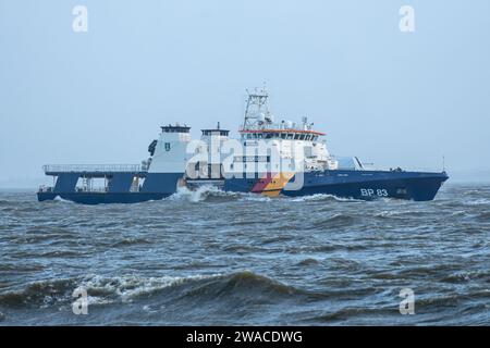 Bateau de la police fédérale allemande BP 83 Bad Düben en mer agitée Banque D'Images