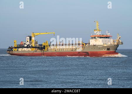 Boskalis traînant la drague à trémie aspirante Medway sur la rivière Elbe Banque D'Images