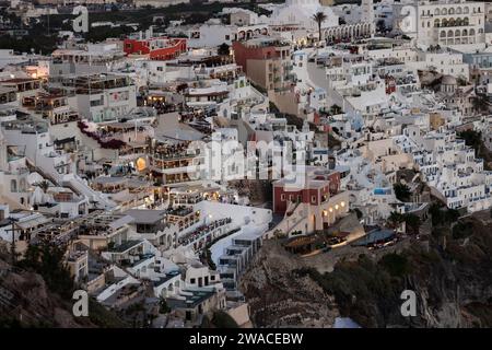 Fira, Santorini, Grèce - 27 juin 2021 : terrasses et patios éclairés avec des restaurants de la ville de Fira sur l'île de Santorini. Cyclades, Grèce Banque D'Images