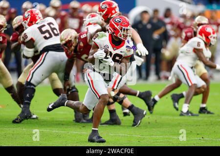Le receveur des Georgia Bulldogs, Dillon Bell (86 ans), court avec le ballon lors du match du Capital One Orange Bowl contre les Florida State Seminoles, le samedi 30 décembre 2023, au Hard Rock Stadium de Miami Gardens, en Floride. (Machine à sous Brandon/image du sport) Banque D'Images