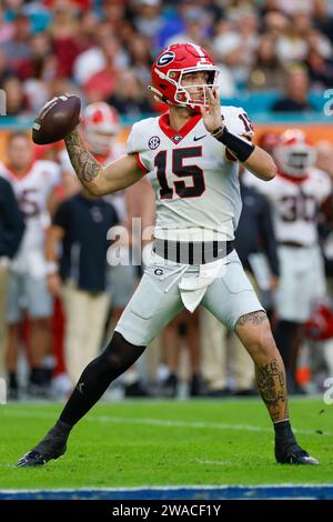 Le quarterback des Georgia Bulldogs, Carson Beck (15 ans), revient pour passer lors du match du Capital One Orange Bowl contre les Florida State Seminoles, le samedi 30 décembre 2023, au Hard Rock Stadium de Miami Gardens, FL. (Machine à sous Brandon/image du sport) Banque D'Images