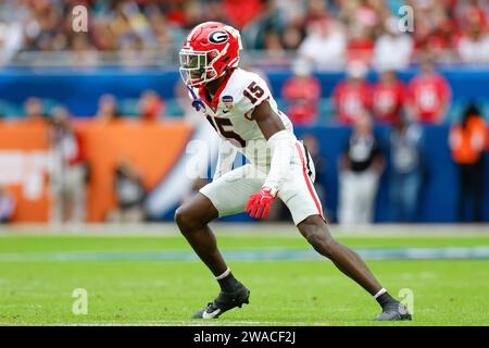 L'arrière défensif des Georgia Bulldogs Daniel Harris (15 ans) défend en couverture lors du match du Capital One Orange Bowl contre les Florida State Seminoles, le samedi 30 décembre 2023, au Hard Rock Stadium de Miami Gardens, FL. (Machine à sous Brandon/image du sport) Banque D'Images