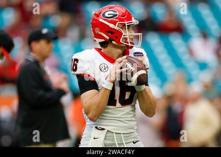 Le quarterback des Georgia Bulldogs Jackson Muschamp (16 ans) se réchauffe avant le match du Capital One Orange Bowl contre les Florida State Seminoles, le samedi 30 décembre 2023, au Hard Rock Stadium de Miami Gardens, FL. (Machine à sous Brandon/image du sport) Banque D'Images