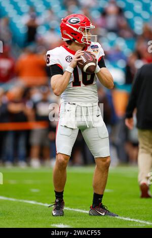 Le quarterback des Georgia Bulldogs Jackson Muschamp (16 ans) se réchauffe avant le match du Capital One Orange Bowl contre les Florida State Seminoles, le samedi 30 décembre 2023, au Hard Rock Stadium de Miami Gardens, FL. (Machine à sous Brandon/image du sport) Banque D'Images