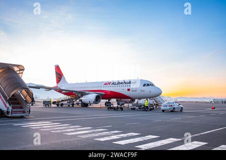 L'Airbus A320-232 d'Air Albania se trouve à l'aéroport international de Tirana. Air Albania Airbus A320-232 sur un fond de ciel bleu. Photo de voyage, espace de copie Banque D'Images