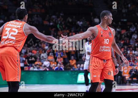 Valencia, Espagne. 03 janvier 2024. # 32 Davies Brandon (Valencia basket) et # 10 Inglis Damien (Valencia basket) pendant Valencia basket vs Anadolu Efes Istanbul, match de basket Euroleague à Valence, Espagne, janvier 03 2024 crédit : Agence photo indépendante/Alamy Live News Banque D'Images