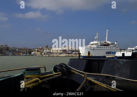 Termoli - Molise - le bateau à moteur avant de mettre les voiles pour atteindre les îles Tremiti transportant des touristes Banque D'Images