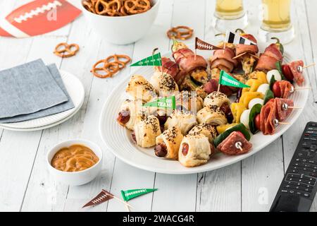 Un plateau de hors-d'œuvre de jour de match prêt à partager et servi avec de la bière. Banque D'Images