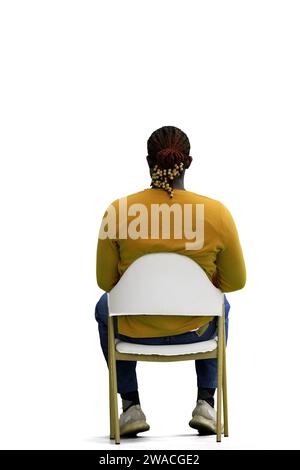 Un homme dans un chandail jaune sur un fond blanc s'assoit sur une chaise et regarde sur le côté, vue arrière Banque D'Images