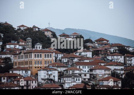 Les toits en terre cuite de la ville de montagne de Kruševo - Krushevo - en Macédoine du Nord. Une vue lointaine à travers les maisons sur la colline. Banque D'Images