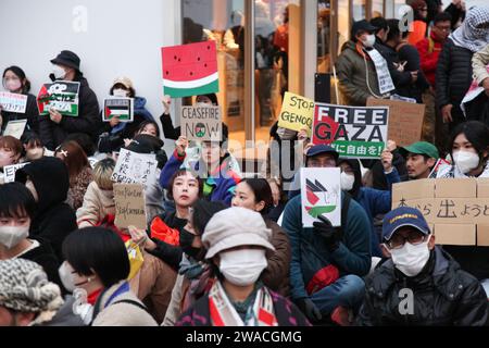 Rassemblement de protestation le 12 novembre 2023 à Shibuya, Tokyo, Japon, appelant à un cessez-le-feu pour sauver le peuple palestinien de Gaza. Banque D'Images