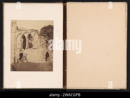 Vue du réfectorium de l'abbaye d'Easby à Richmond, Joseph Cundall, c. 1851 - en 1856 ou avant photographie Richmond support photographique estampe albumen ruine d'église, monastère, etc. réfectoire  monastère. Paysage avec ruines (+ ville(-scape) avec figures, staffage) Richmond Banque D'Images