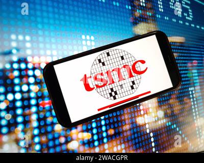 KONSKIE, Pologne - 03 janvier 2024 : logo TSMC Taiwan Semiconductor Manufacturing Company affiché sur l'écran du téléphone portable Banque D'Images