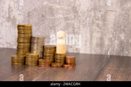 échelle de monnaie, figures en bois, ruse et ingéniosité Banque D'Images