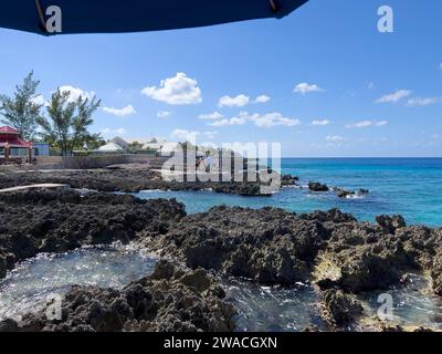 Georgetown, Îles Caïmans - 25 janvier 2023 : l'océan bleu clair au large du récif de tortues dans les Îles Caïmans par une belle journée de ciel bleu. Banque D'Images