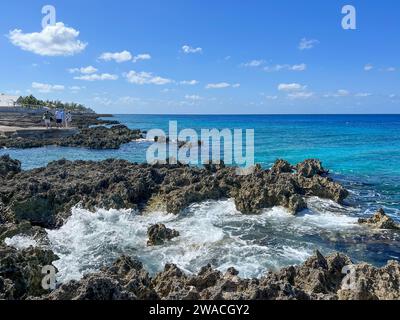 Georgetown, Îles Caïmans - 25 janvier 2023 : l'océan bleu clair au large du récif de tortues dans les Îles Caïmans par une belle journée de ciel bleu. Banque D'Images