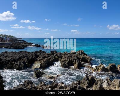 Georgetown, Îles Caïmans - 25 janvier 2023 : l'océan bleu clair au large du récif de tortues dans les Îles Caïmans par une belle journée de ciel bleu. Banque D'Images