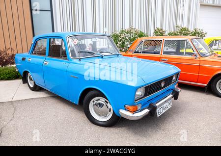 Samara, Russie - 14 mai 2023 : véhicule rétro Moskvich à un salon automobile local Banque D'Images