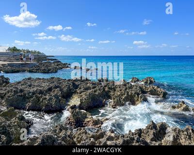 Georgetown, Îles Caïmans - 25 janvier 2023 : l'océan bleu clair au large du récif de tortues dans les Îles Caïmans par une belle journée de ciel bleu. Banque D'Images