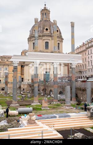 Rome, Italie. 3 janvier 2024. Les colonnes superposées et la partie de la grande architrave de la Basilique Ulpia reconstruite par l'équipe d'archéologues dirigée par Claudio Parisi Presicce au Forum Trajan à Rome. Une partie de la Basilique Ulpia à Rome a été reconstruite après deux ans de travaux financés il y a des années par l'ouzbek magnateÂ Alisher Usmanov, convaincu par le maire de l'époque Ignazio Marino de donner un million et demi d'euros pour financer la reconstruction. La technique de l'anastylose a été utilisée : récupérer les colonnes démolies reposant sur le sol dans le site archéologique et Banque D'Images